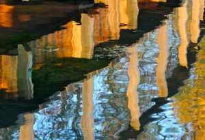 Reflet automnal du petit pont de bois du parc de la Bouzaize.