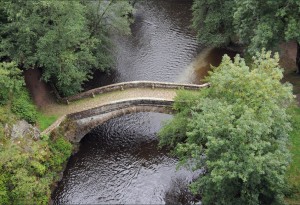 Pont romain (du XVIII°…!) sur la Cure. Décor d'une scène de "La Grande Vadrouille".