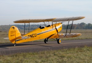 Le "Stampe" au roulage à Darois, avec C. Jacquard aux commandes.